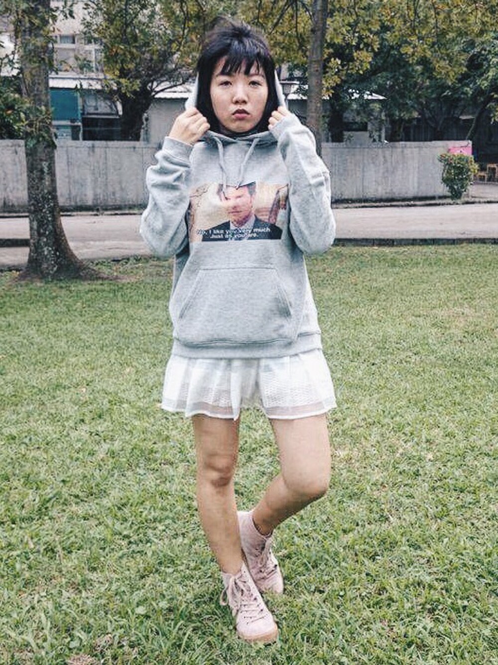 「TOPSHOPのアイテム（パーカー、グレー系）」を使った、林書宇さん（レディース・164cm）の冬コーディネートの1枚目の写真