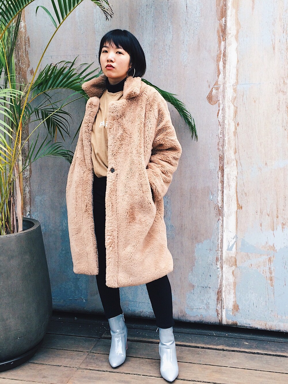 「public desireのアイテム（ブーツ、グレー系）」を使った、林書宇さん（レディース・164cm）の冬コーディネートの1枚目の写真
