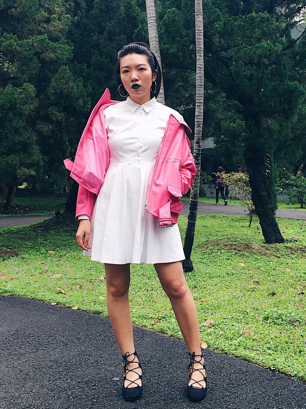 ピンク系のジャケット/アウターを着用したレディースの春コーディネートの1枚目の写真