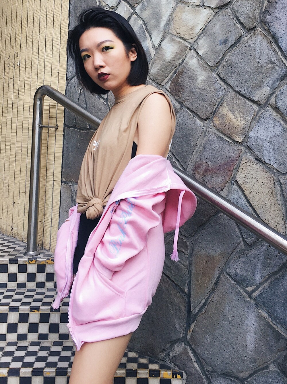 ベージュ系のトップスを着用したレディースの春コーディネートの1枚目の写真