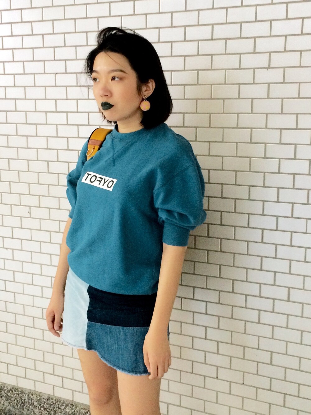 「ZARAのアイテム（デニムスカート、ブルー系）」を使った、林書宇さん（レディース・164cm）の秋コーディネートの1枚目の写真