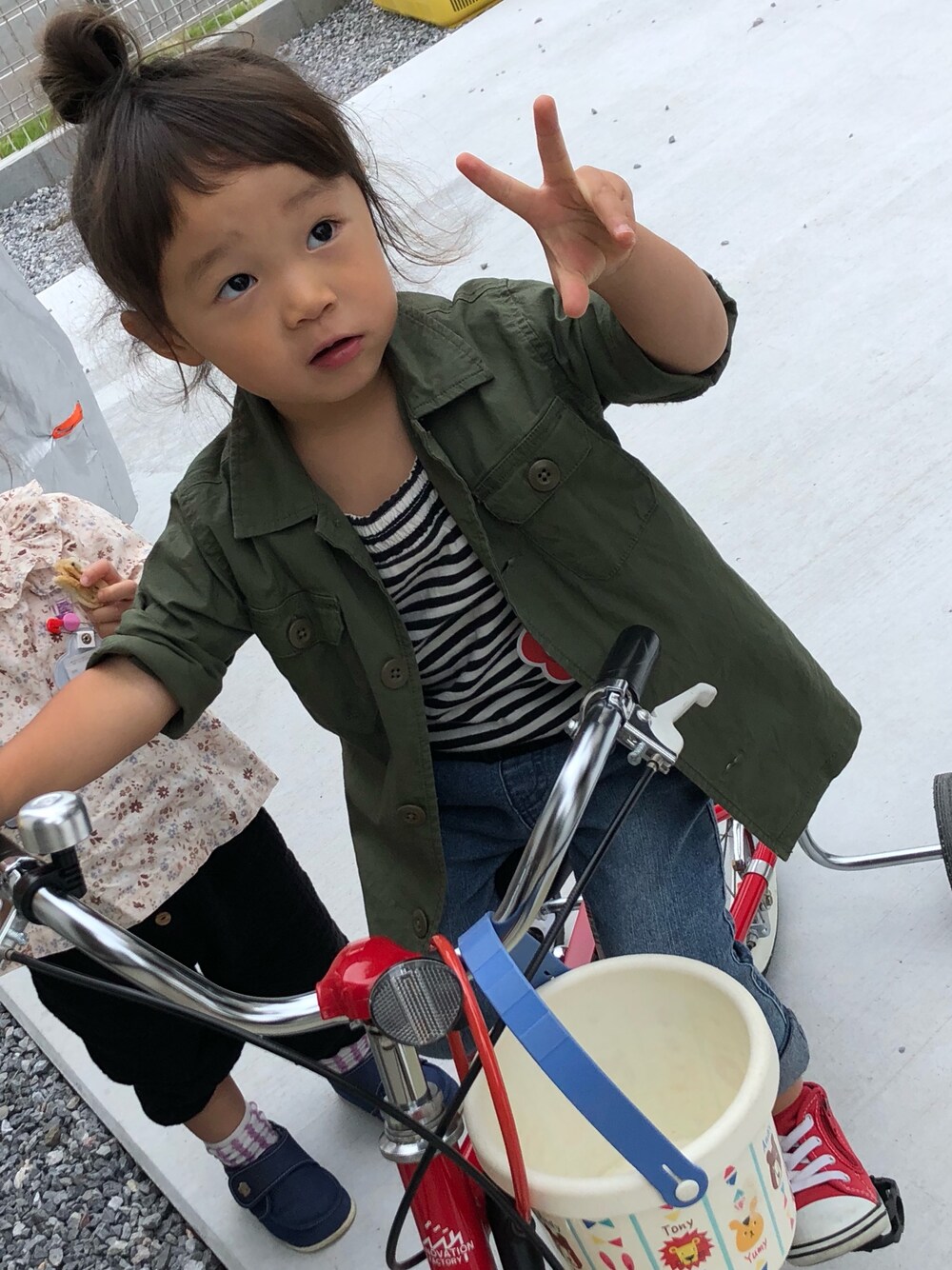 「キッズファッション、女の子コーデ、カジュアルコーデ、スニーカー、お洒落さんとつながりたい、2歳、2歳5ヶ月」｜「GLOBAL WORKのアイテム（ジャケット/アウター、グリーン系）」を使った、かいじゅうさんさん（キッズ・90cm）の夏コーディネートの1枚目の写真
