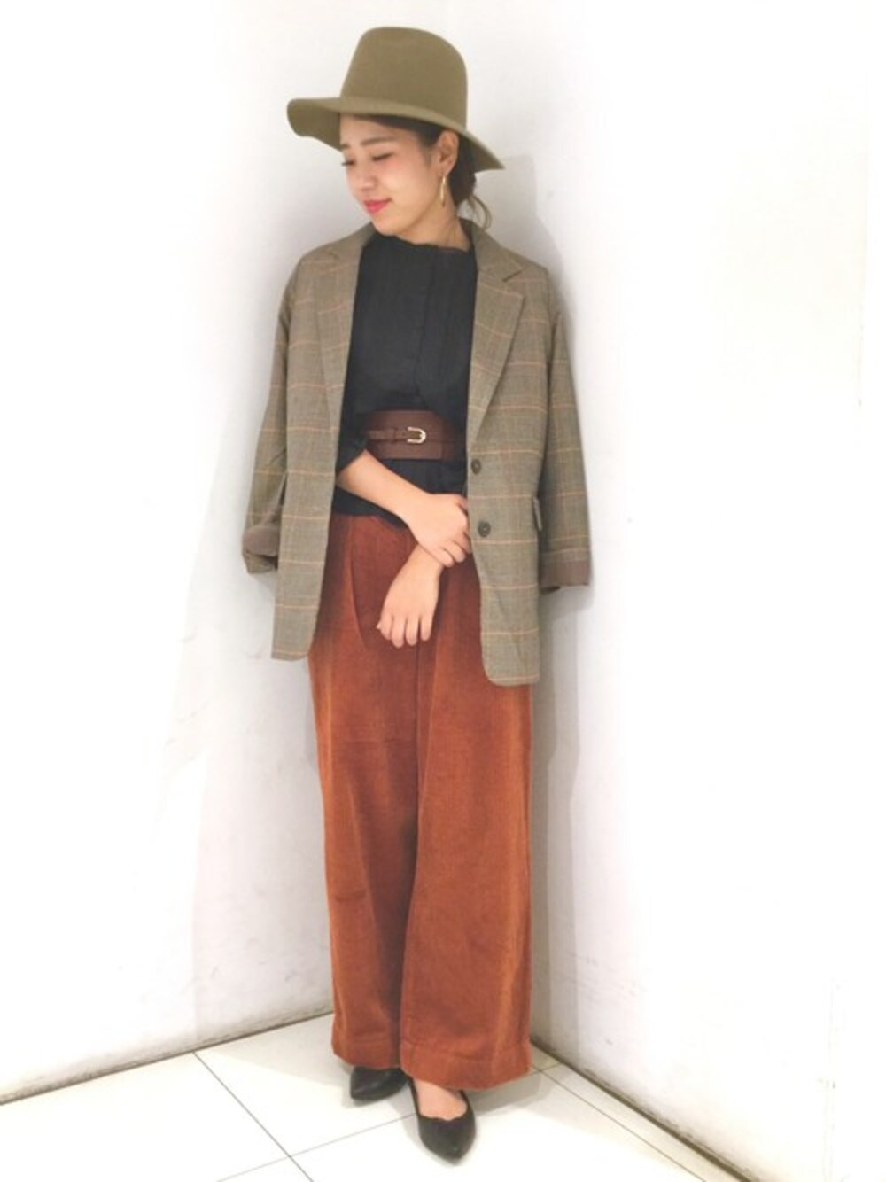 「チェック、コーデュロイ、LOWRYS FARM、秋のコーデ、ハット、コーデュロイパンツ、ワイドパンツ、ローリーズファーム(LOWRYS FARM)、サッシュベルト」｜「LOWRYS FARMのコーデュロイワイドパンツ　764691 （その他パンツ、ブラウン系）」を使った、maimaiさん（レディース・161cm）の秋コーディネートの1枚目の写真