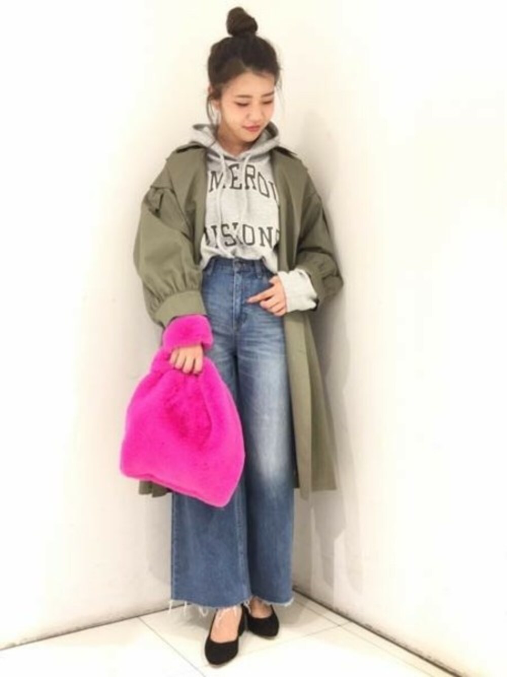 「ファー、スウェット、デニム、トレンチコート、バッグ、LOWRYS FARM、秋のコーデ、ヘアアレンジ、ootd、ローリーズファーム(LOWRYS FARM)」｜「LOWRYS FARMのＣＯＮＥ／ワイドデニム　764623（デニムパンツ、ブルー系）」を使った、maimaiさん（レディース・161cm）の秋コーディネートの1枚目の写真