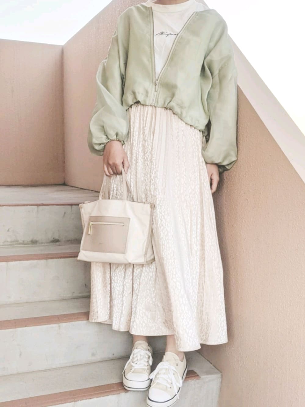 「プチプラ、プチプラコーデ、しまむら、terawearemu、Green Parks、RETRO GIRL、スニーカー、スカート、春コーデ、グリーン」｜「Green　Parksのアイテム（スカート、ベージュ系）」を使った、maipoomさん（レディース・157cm）の春コーディネートの1枚目の写真