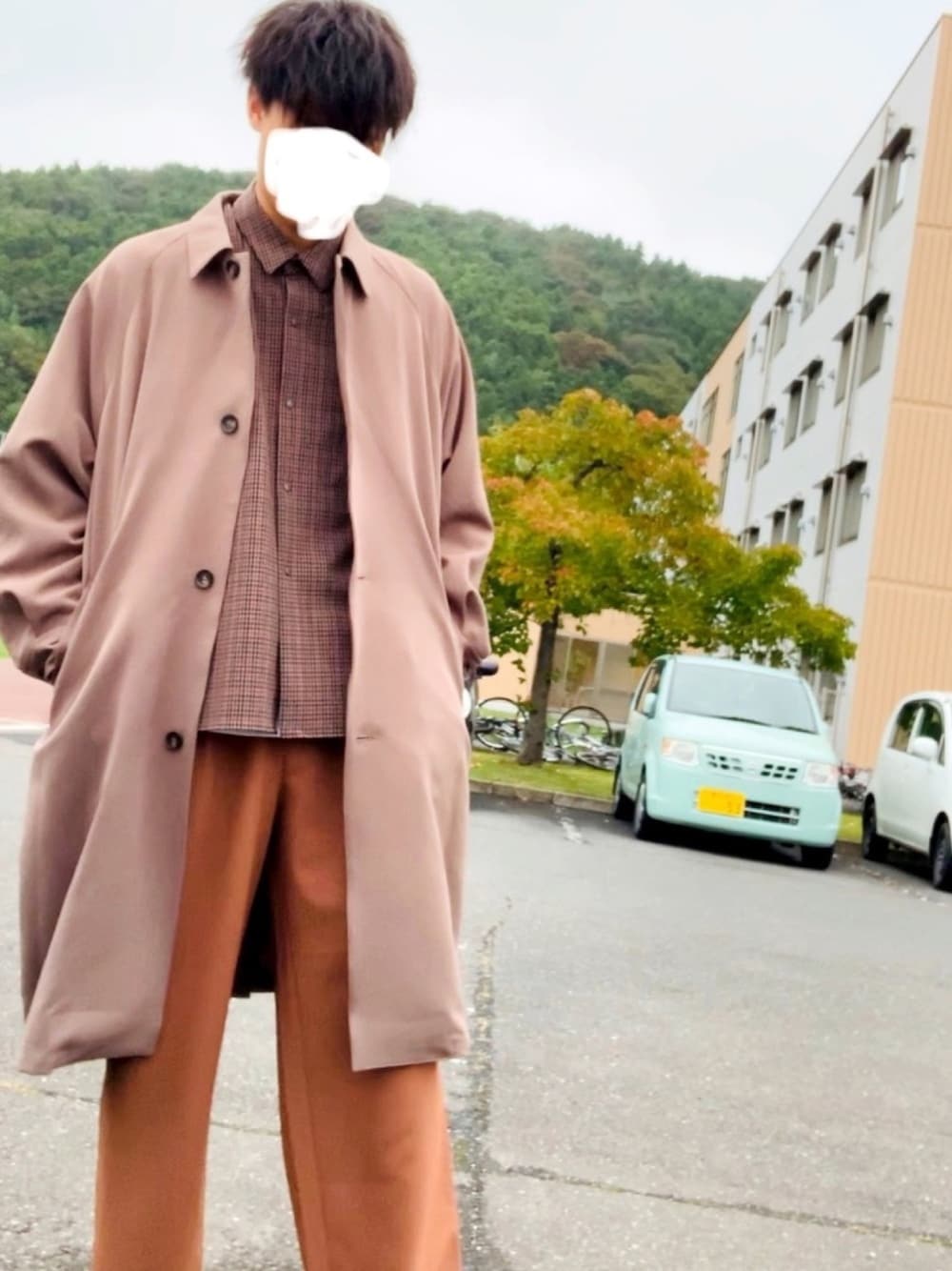 「オーバーサイズ、秋のコーデ、お洒落さんとつながりたい、トレンチコート、コート、チェックシャツ、HARE、シンプル、ステンカラーコート」｜「HAREのトロミタックトラウザー(HARE)（その他パンツ、ブラック系）」を使った、GUで働いてる藤さん（メンズ・180cm）の秋コーディネートの1枚目の写真