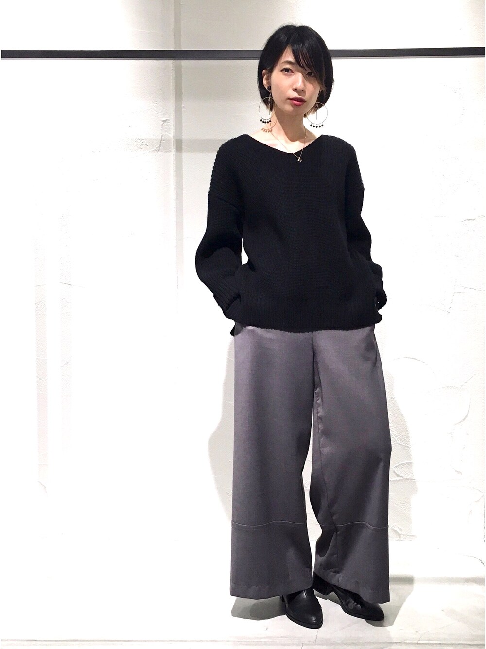 「ニット、ワイドパンツ、大人コーデ、大振りアクセサリー、UNITED TOKYO」｜「UNITED TOKYOのローゲージカタアゼVネックニット（ニット/セーター、ブラック系）」を使った、chika yamadaさん（レディース・165cm）の冬コーディネートの1枚目の写真