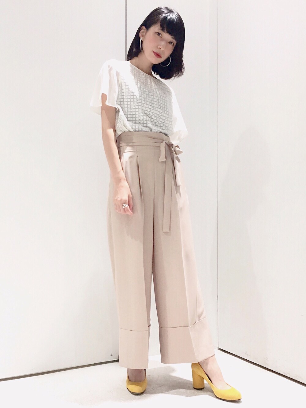ホワイト系のシャツ/ブラウス、ベージュ系のその他パンツを着用したレディースの夏コーディネートの1枚目の写真