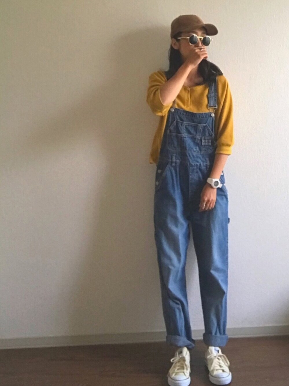 イエロー系のTシャツ/カットソー、ブルー系のサロペット/オーバーオール、ホワイト系のスニーカーを着用したレディースの夏コーディネートの1枚目の写真