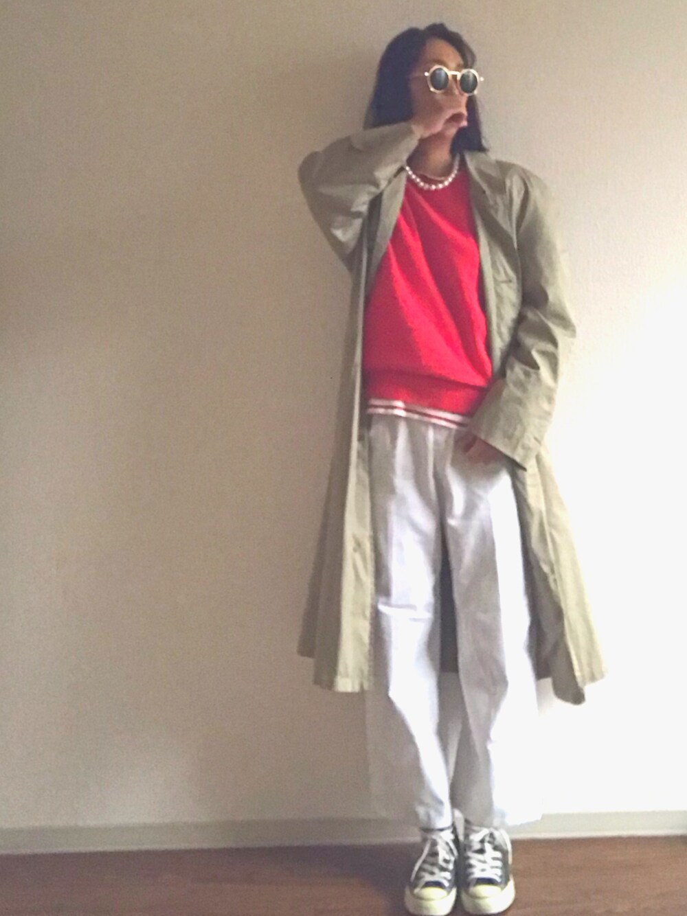 「春、トレンチコート、スウェット、converse、パールネックレス、マリン、カジュアルコーデ、パンツスタイル、ボーダートップス、赤」｜「BURBERRYのused（トレンチコート、ベージュ系）」を使った、yukinoさん（レディース・164cm）の春コーディネートの1枚目の写真