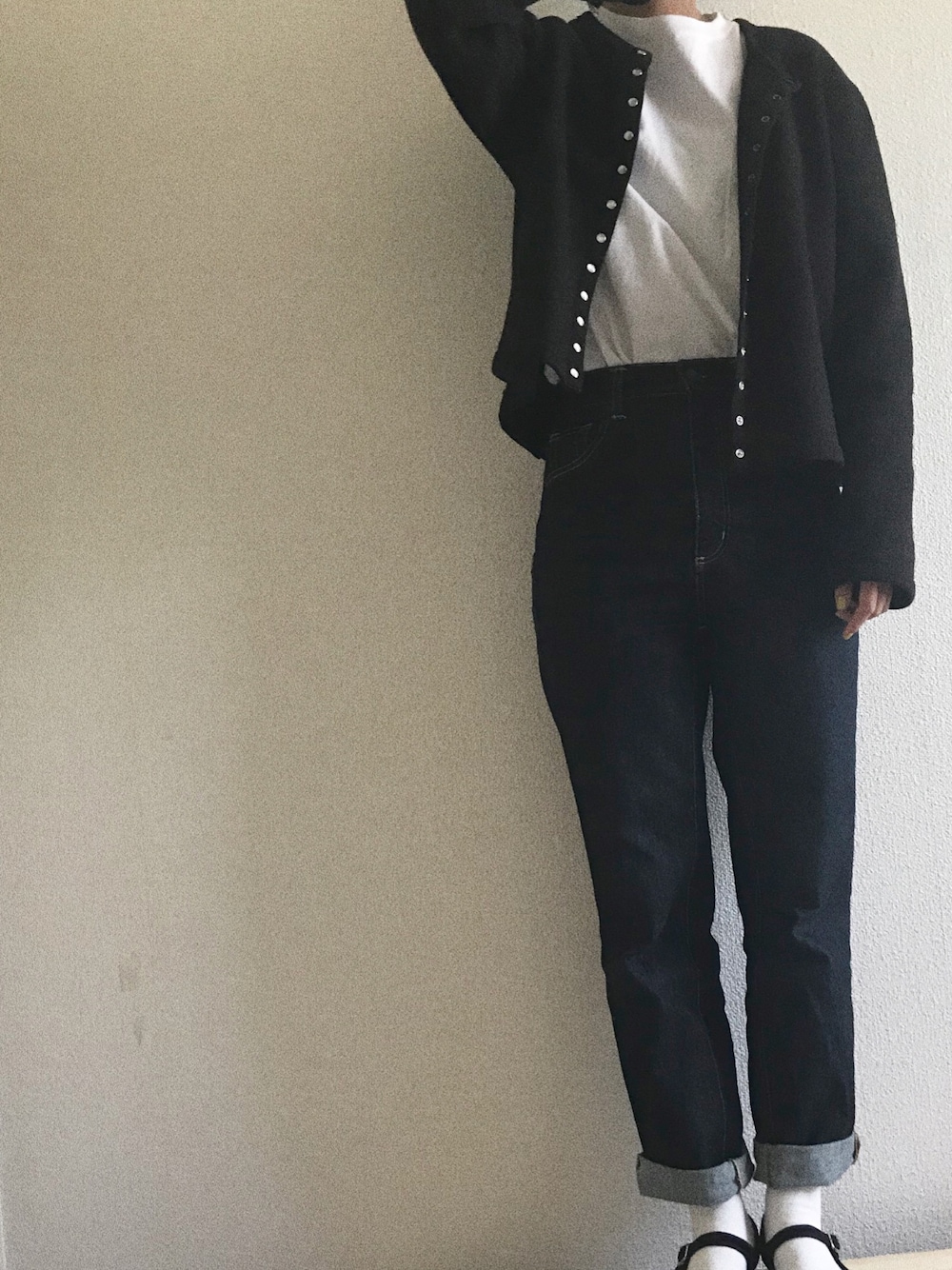 「シンプルコーデ、カーディガン、Tシャツ、デニム、カンフーシューズ、カジュアルコーデ、古着、春コーデ、ootd、ラクチンコーデ」｜「agnes b.のM001 CARDIGAN カーディガンプレッション（カーディガン/ボレロ、ブラック系）」を使った、yukinoさん（レディース・164cm）の春コーディネートの1枚目の写真