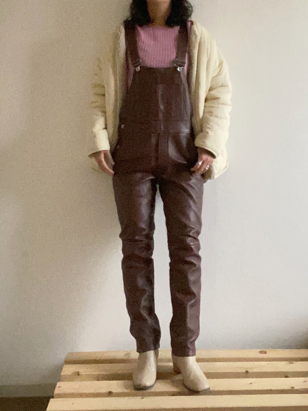 「春カラー、ピンク、レザー、サロペット、ブーツ、キルティング、ボア、カジュアル、春ニット、古着MIX」｜「CANAL JEANのvia j(ヴィアジェイ) キルティング中ボアジャケット（ノーカラージャケット、ホワイト系）」を使った、yukinoさん（レディース・164cm）の冬コーディネートの1枚目の写真
