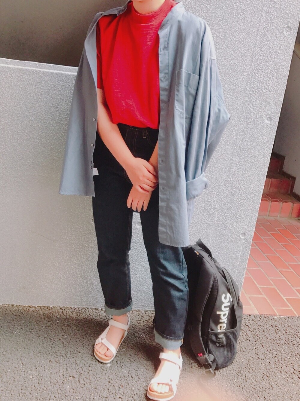 レッド系のTシャツ/カットソー、ブルー系のシャツ/ブラウス、ブルー系のデニムパンツを着用したレディースの夏コーディネートの1枚目の写真