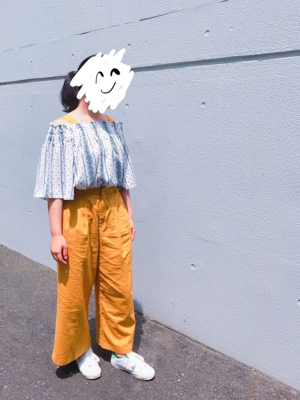 イエロー系のパンツ、ホワイト系のスニーカー、ホワイト系のTシャツ/カットソーを着用したレディースの夏コーディネートの1枚目の写真