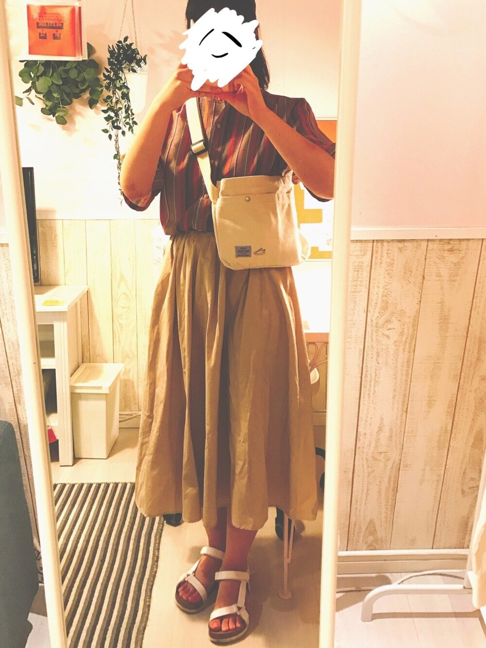 ベージュ系のスカート、ホワイト系のショルダーバッグ、ホワイト系のサンダルを着用したレディースの夏コーディネートの1枚目の写真