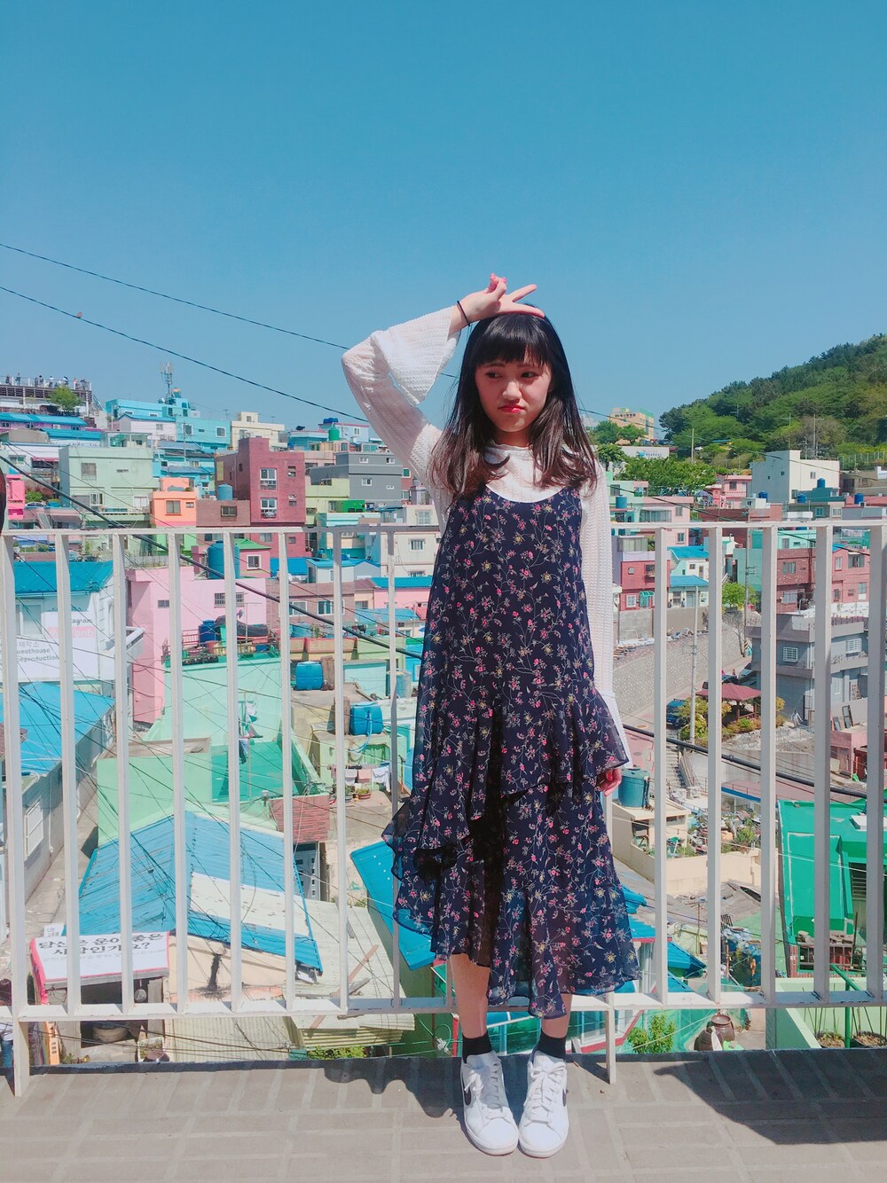 「シンプルコーデ、カジュアルコーデ、はるコーデ、花柄ワンピース、旅行、釜山、韓国ファッション」｜「NO NAMEのアイテム（ワンピース、ブルー系）」を使った、Kikiさん（レディース・156cm）の春コーディネートの1枚目の写真