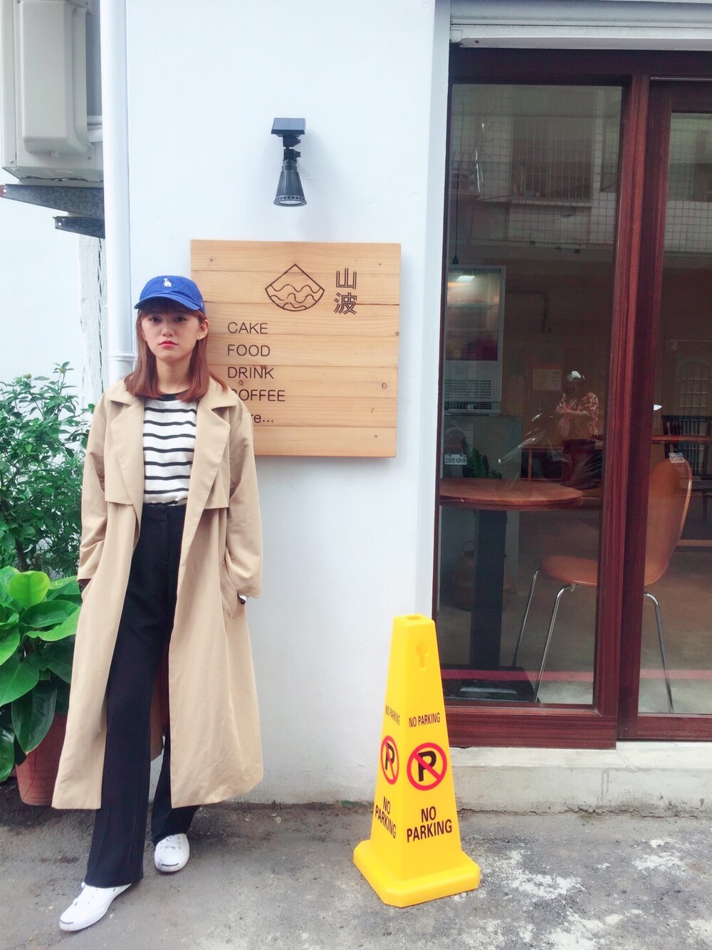 「秋コーデ、シンプルコーデ、カジュアルコーデ、ラクチンコーデ、ootd、休日コーデ、トレンチコート」｜「LOWRYS FARMのアイテム（トレンチコート、ゴールド系）」を使った、Kikiさん（レディース・156cm）の秋コーディネートの1枚目の写真