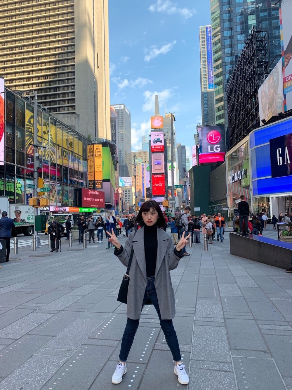 「秋冬コーデ、シンプルコーデ、カジュアルコーデ、スニーカーコーデ、オトナカジュアル、パンツスタイル、NYC、ニューヨーク、Times square、低身長」｜「Reebokのアイテム（スニーカー、ホワイト系）」を使った、Kikiさん（レディース・156cm）の冬コーディネートの1枚目の写真