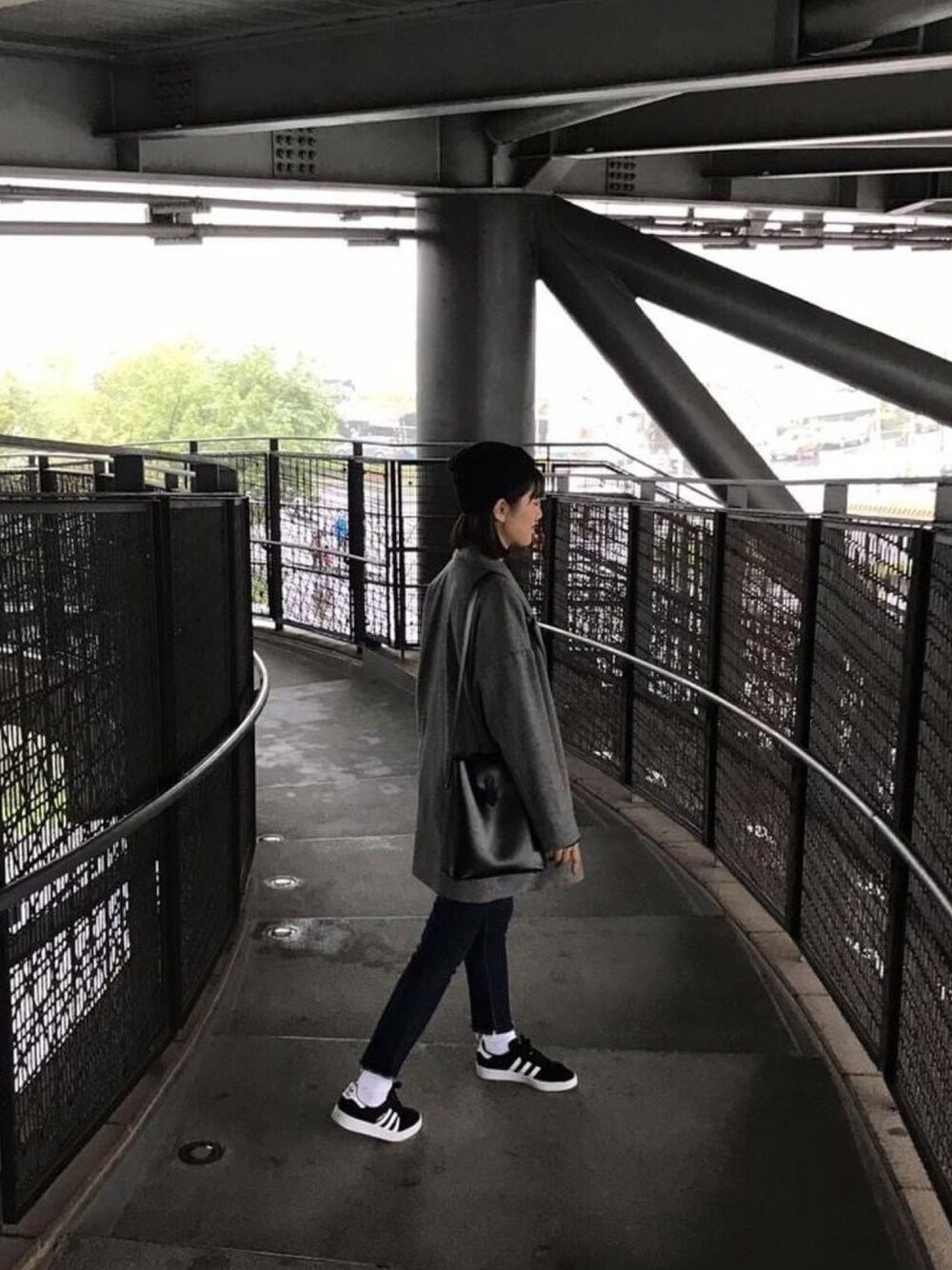 「大人カジュアル、シンプルコーデ、カジュアル、スニーカー、低身長、パンツスタイル、スキニーデニム、outfit、チェスターコート、冬コーデ」｜「adidasのアイテム（スニーカー、ブラック系）」を使った、Kikiさん（レディース・156cm）の冬コーディネートの1枚目の写真