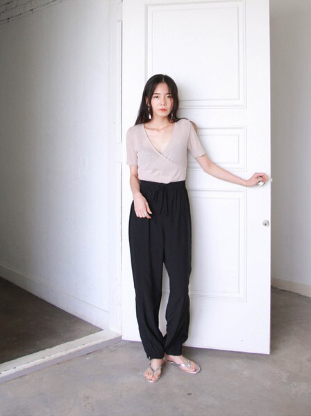 ベージュ系のTシャツ/カットソー、ブラック系のその他パンツを着用したレディースの夏コーディネートの1枚目の写真