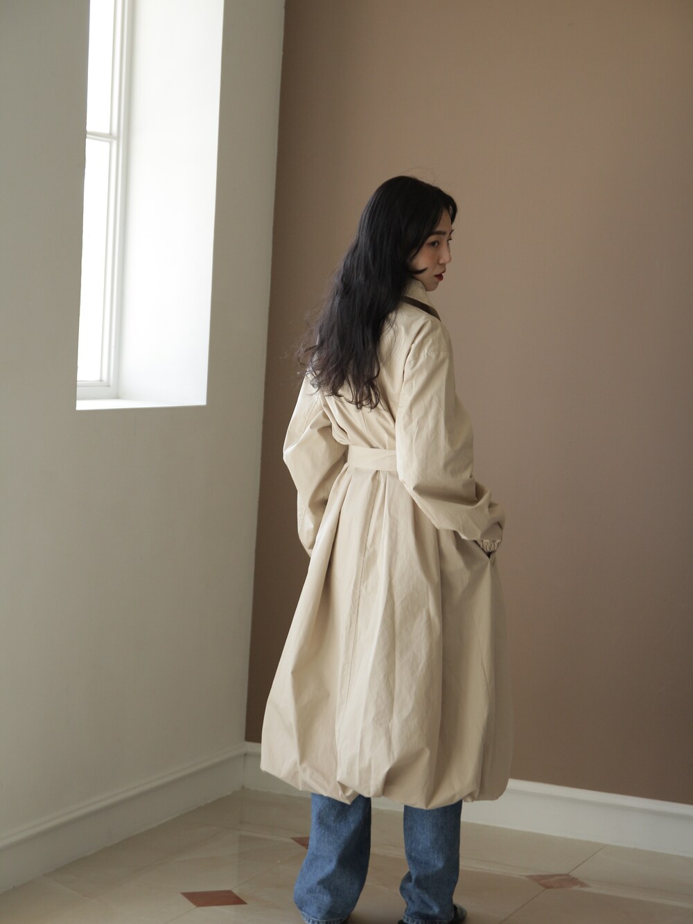「トレンチコート、ootd、春の新作、バックスタイル、韓国ブランド、韓国ファッション、韓国スタイル、韓国好きな人と繋がりたい、unemansion」｜「UNE MANSIONのブラウジングデザインボタントレンチコート（トレンチコート、ブルー系）」を使った、UNE MANSIONさん（レディース・159cm）の春コーディネートの1枚目の写真