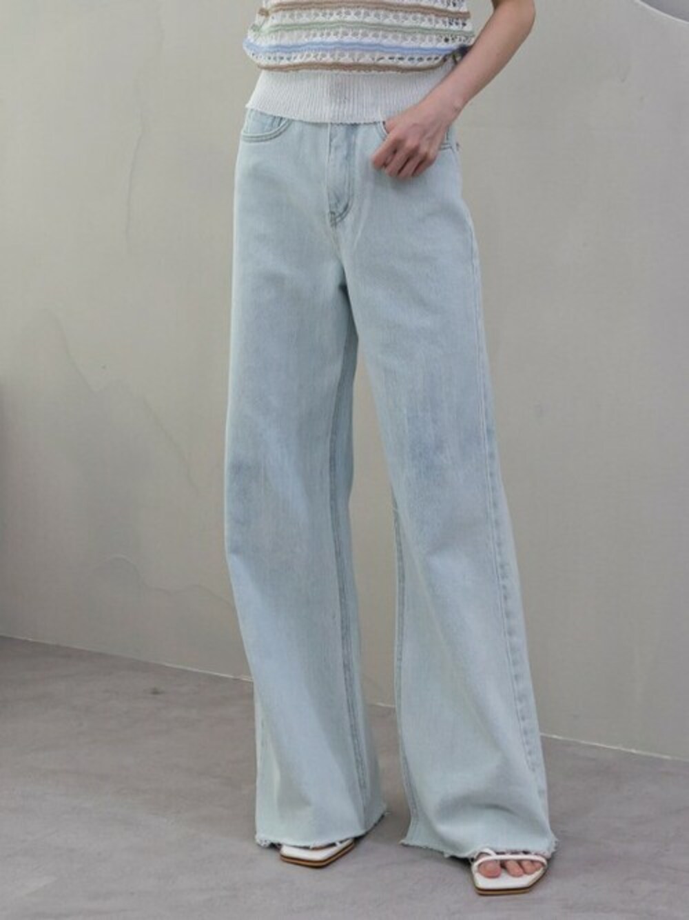 ブルー系のデニムパンツを着用したレディースの夏コーディネートの1枚目の写真