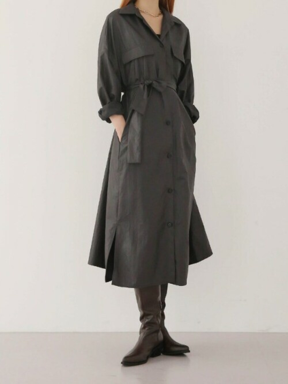 グレー系のトレンチコートを着用したレディースの秋コーディネートの1枚目の写真