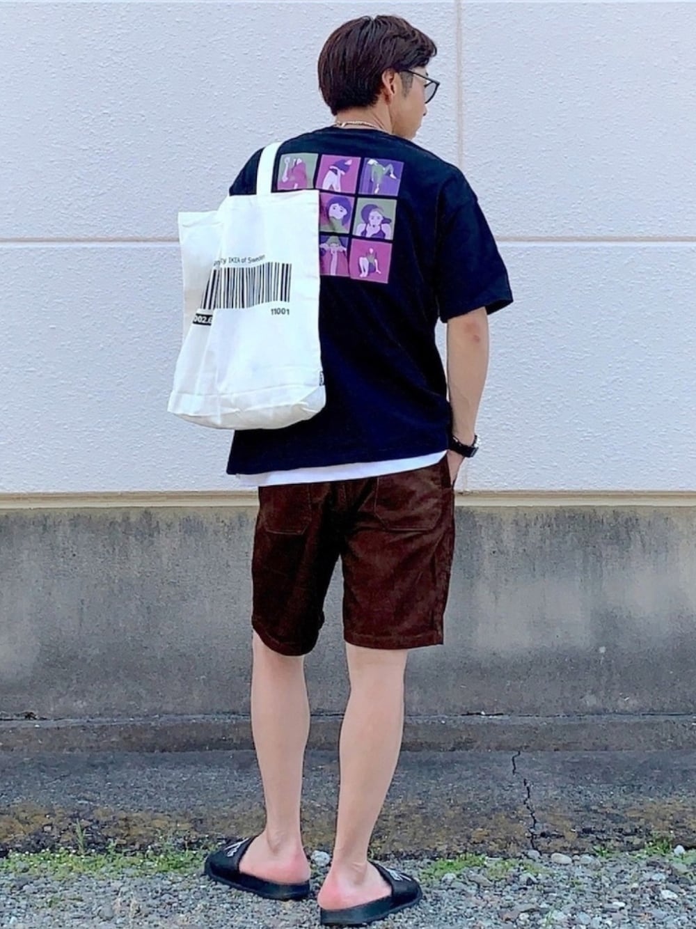 ブラック系のTシャツ/カットソー、ブラウン系のその他パンツ、ホワイト系のタンクトップを着用したメンズの夏コーディネートの1枚目の写真