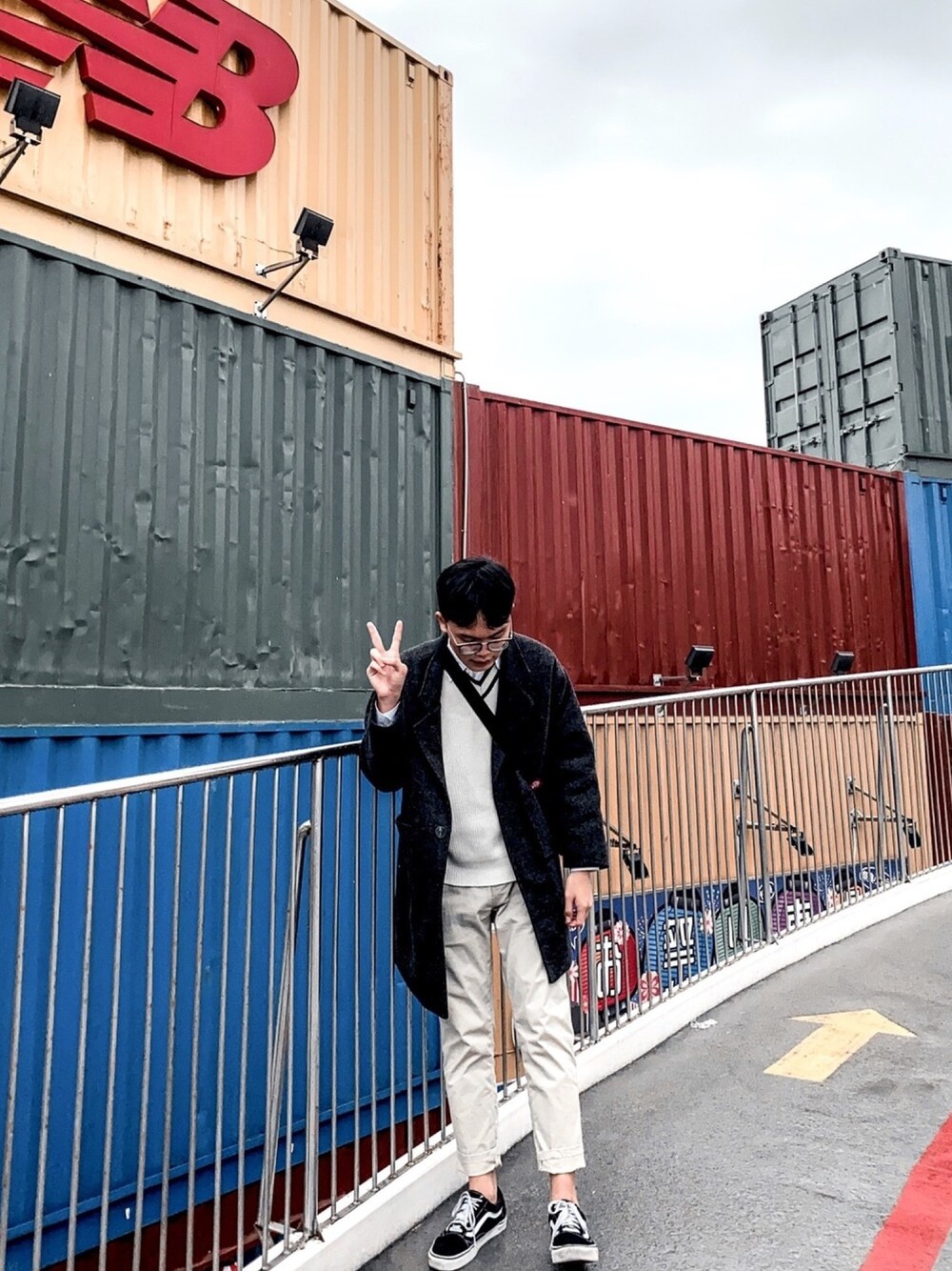 「ootd、街頭穿搭、雨天搭配、VANS、韓系」｜「5のアイテム（ベスト、ベージュ系）」を使った、Satisfy さん（メンズ・174cm）の冬コーディネートの1枚目の写真
