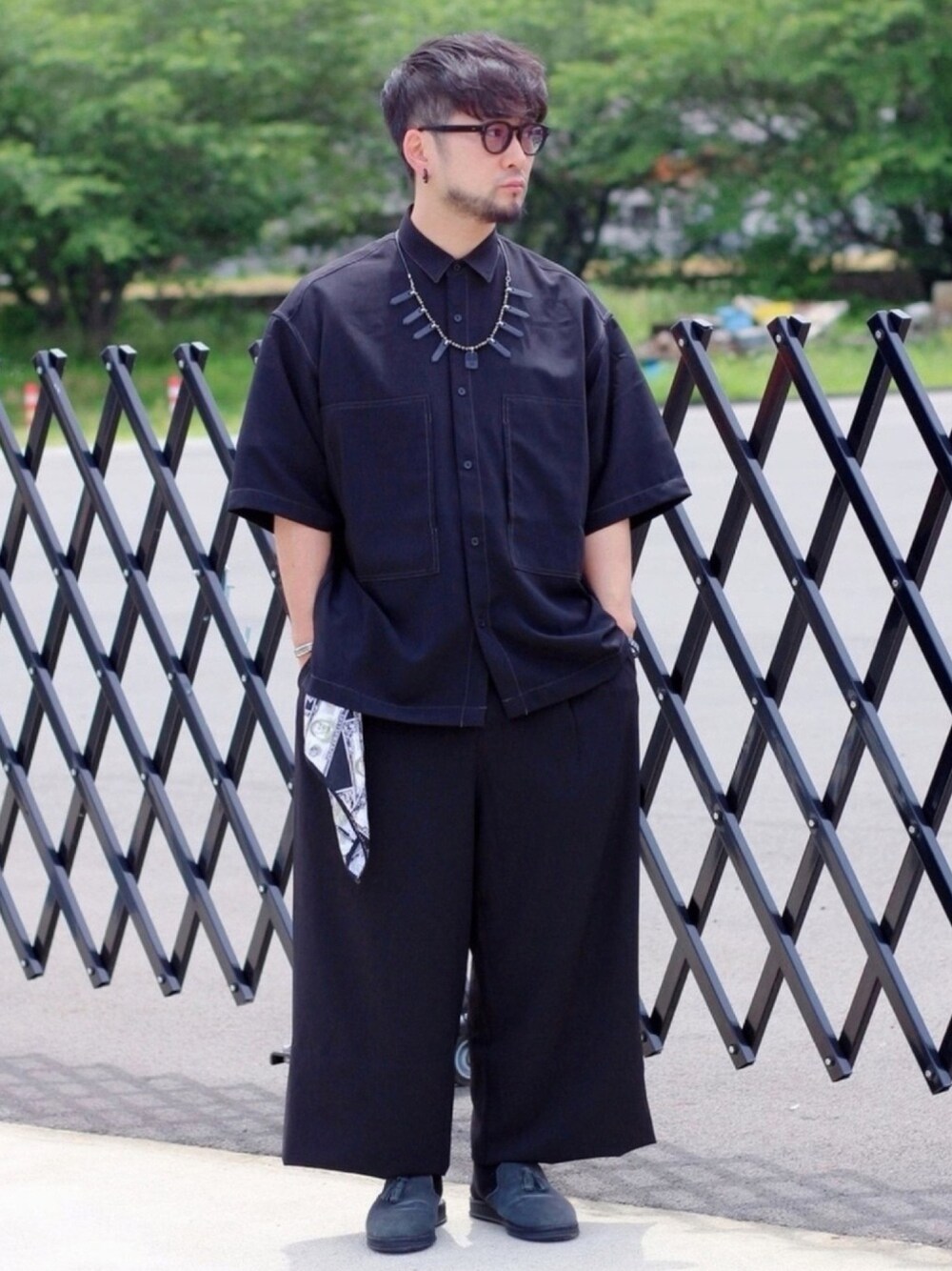「エマクローズ、EMMA  CLOTHES、セットアップ、夏コーデ、ブラックコーデ、サンダル、ワンドーンコーデ、モノトーン、ビッグシルエット、第二回真っ黒でごめんな祭」｜「EMMA CLOTHESの【3点セットアップ】ブライトポプリン リラックス オーバーサイズ 鬼ステッチビッグWポケットレギュラーカラーCPOシャツ＆テーパード2タックワイドパンツ＆2タックワイドショーツ ワンマイルウェア（セットアップ、ブラック系）」を使った、TOCHIOさん（メンズ・173cm）の夏コーディネートの1枚目の写真