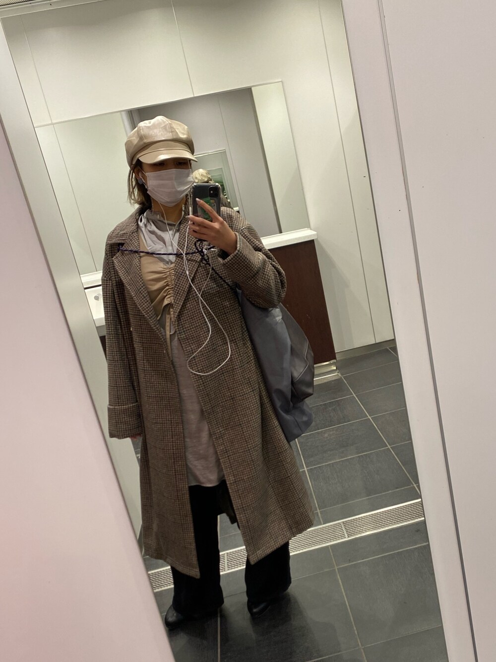 ブラウン系のその他アウター、ベージュ系のその他トップス、シルバー系のトップスを着用したレディースの冬コーディネートの1枚目の写真