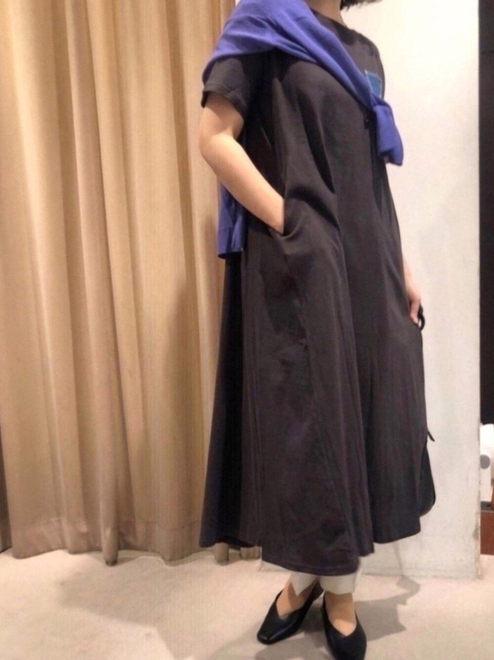 ブルー系のカーディガン/ボレロ、ホワイト系のその他パンツ、ブラック系のワンピースを着用したレディースの春コーディネートの1枚目の写真