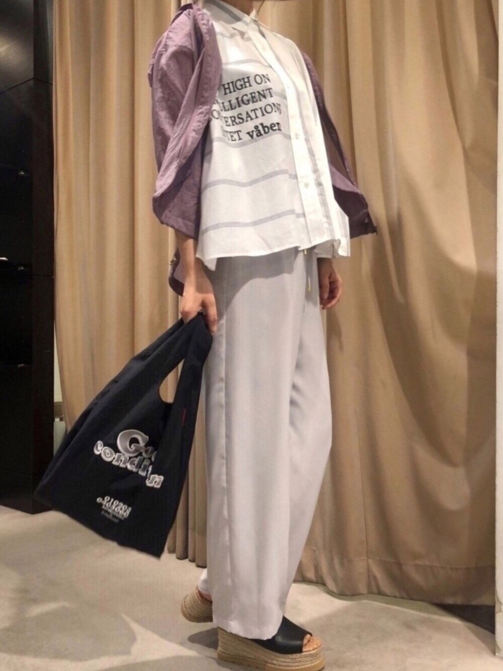 パープル系のブルゾン、ホワイト系のシャツ/ブラウス、グレー系のその他パンツを着用したレディースの春コーディネートの1枚目の写真