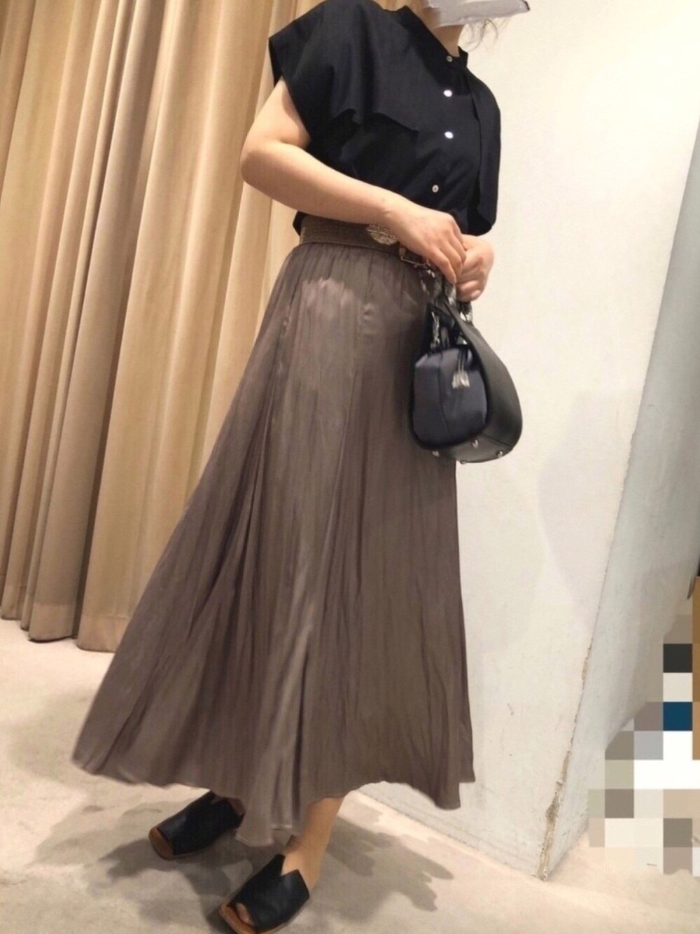ブラック系のシャツ/ブラウス、グレー系のショルダーバッグ、ブラウン系のスカートを着用したレディースの夏コーディネートの1枚目の写真