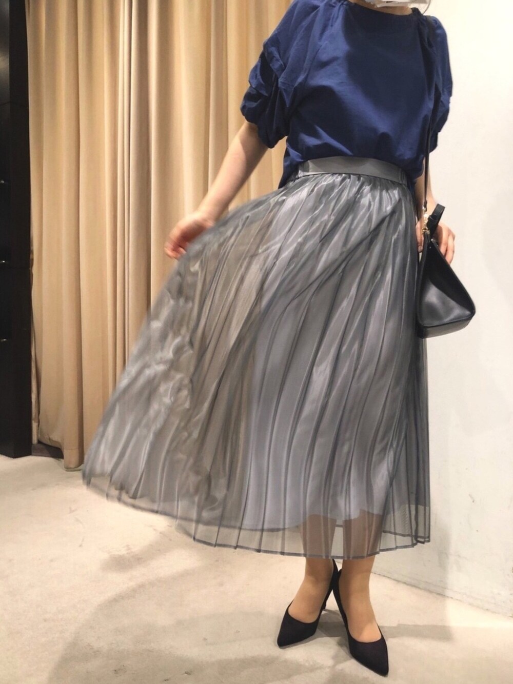 ブルー系のシャツ/ブラウス、ブラック系のショルダーバッグ、ブルー系のスカートを着用したレディースの夏コーディネートの1枚目の写真