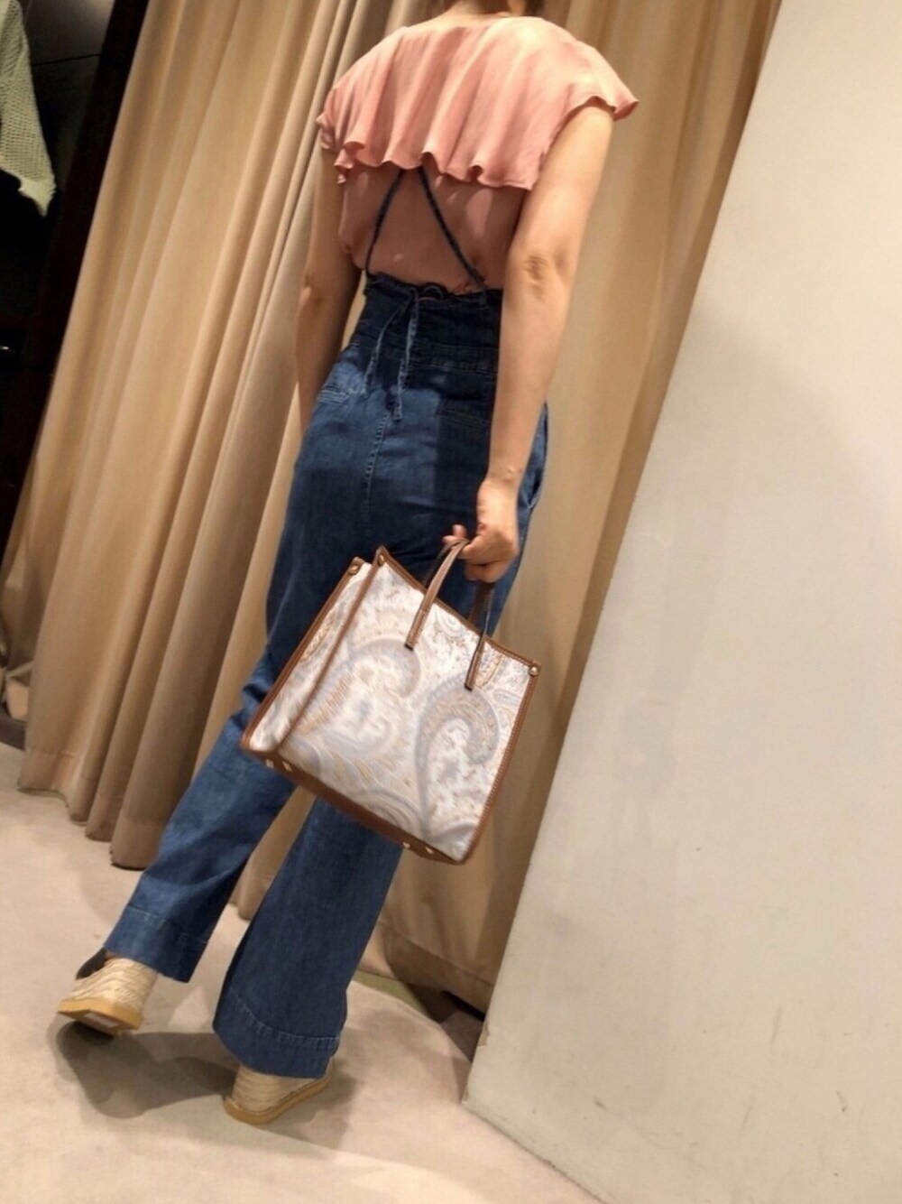 オレンジ系のシャツ/ブラウス、イエロー系のトートバッグ、ブラック系のサンダルを着用したレディースの夏コーディネートの1枚目の写真