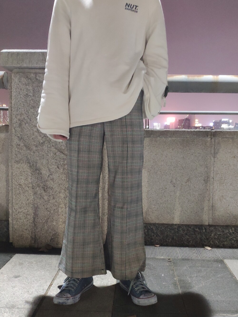 「converse」｜「NUTEMPERORのアイテム（パーカー、ホワイト系）」を使った、Dchaovsさん（メンズ・173cm）の夏コーディネートの1枚目の写真