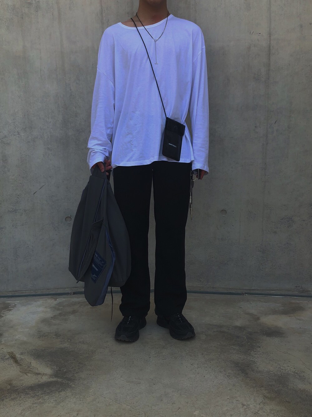「夏」｜「blindのアイテム（ショルダーバッグ、グレー系）」を使った、Dchaovsさん（メンズ・170cm）の夏コーディネートの1枚目の写真