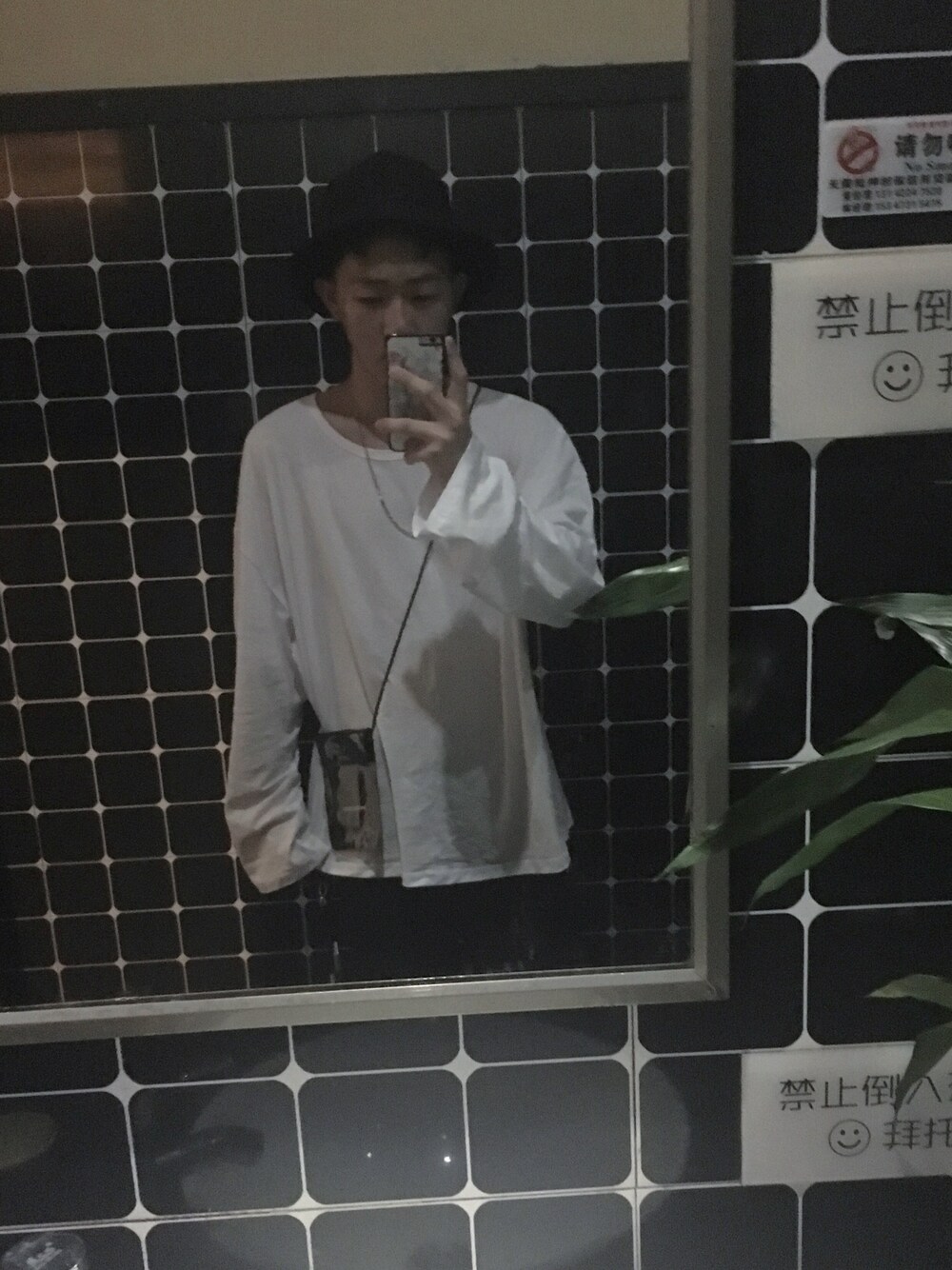 「roadのアイテム（Tシャツ/カットソー、ホワイト系）」を使った、Dchaovsさん（メンズ・170cm）の夏コーディネートの1枚目の写真