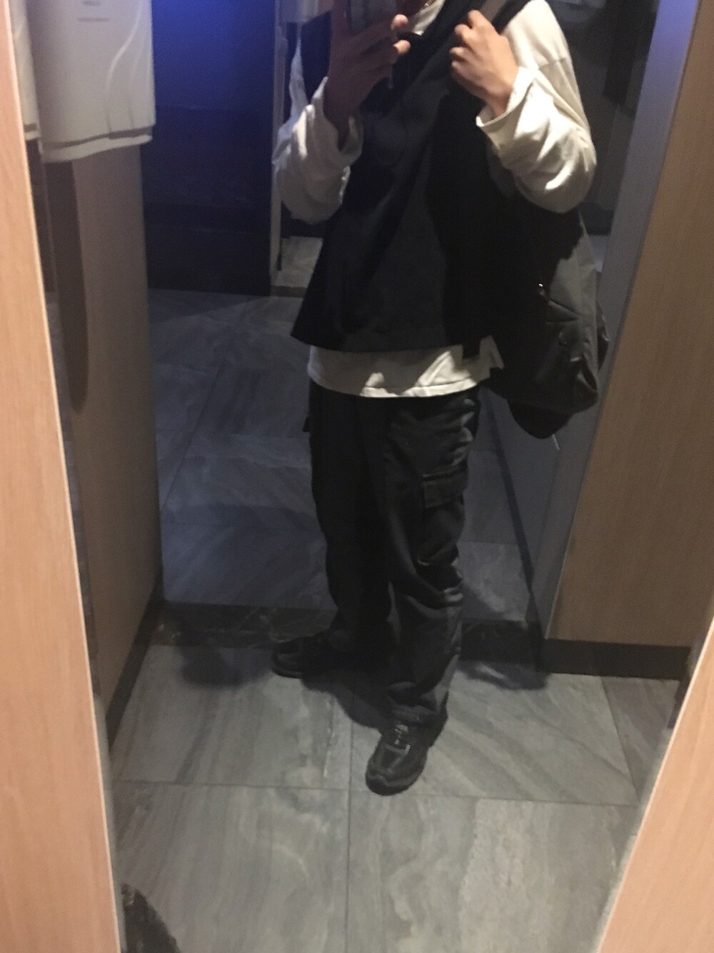 「NIKEのアイテム（スニーカー、ブラック系）」を使った、Dchaovsさん（メンズ・170cm）の秋コーディネートの1枚目の写真