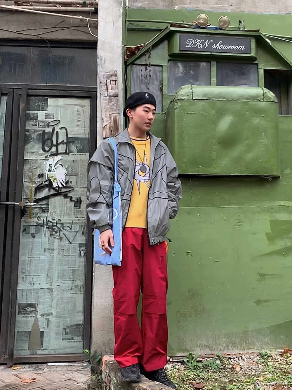 「NIKEのアイテム（スニーカー、ブラック系）」を使った、Dchaovsさん（メンズ・170cm）の冬コーディネートの1枚目の写真