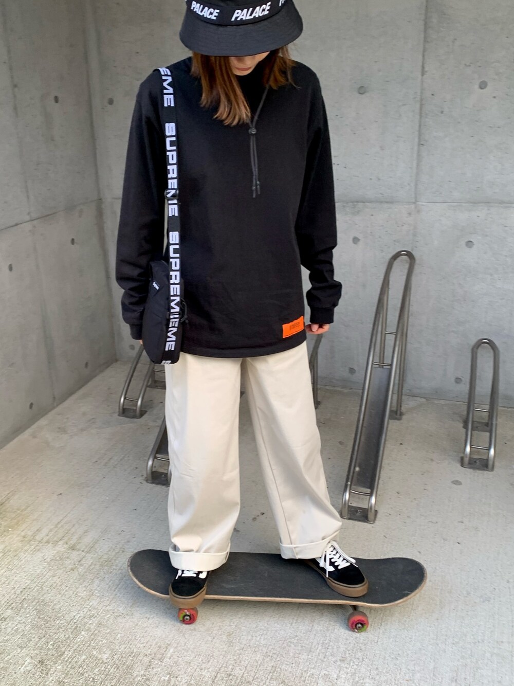 「ストリート、UNIQLO、スケボー、メンズライク、ラクチンコーデ、バケットハット、palace、supreme」｜「UNIVERSAL OVERALLのアイテム（Tシャツ/カットソー、ブラック系）」を使った、gagaaaさん（レディース・154cm）の秋コーディネートの1枚目の写真