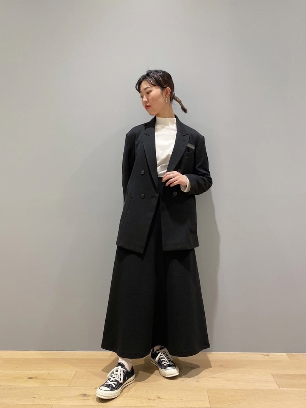 「ジャケット、ジャケットスタイル、白、黒、モノトーン、モノトーンコーデ、シンプル、シンプルコーデ、コンバース、お洒落さんとつながりたい」｜「COLONY 2139の【＋0】テックフラノダブルブレストオーバーサイズジャケット（テーラードジャケット、ブラック系）」を使った、さとかなさん（レディース・161cm）の春コーディネートの1枚目の写真
