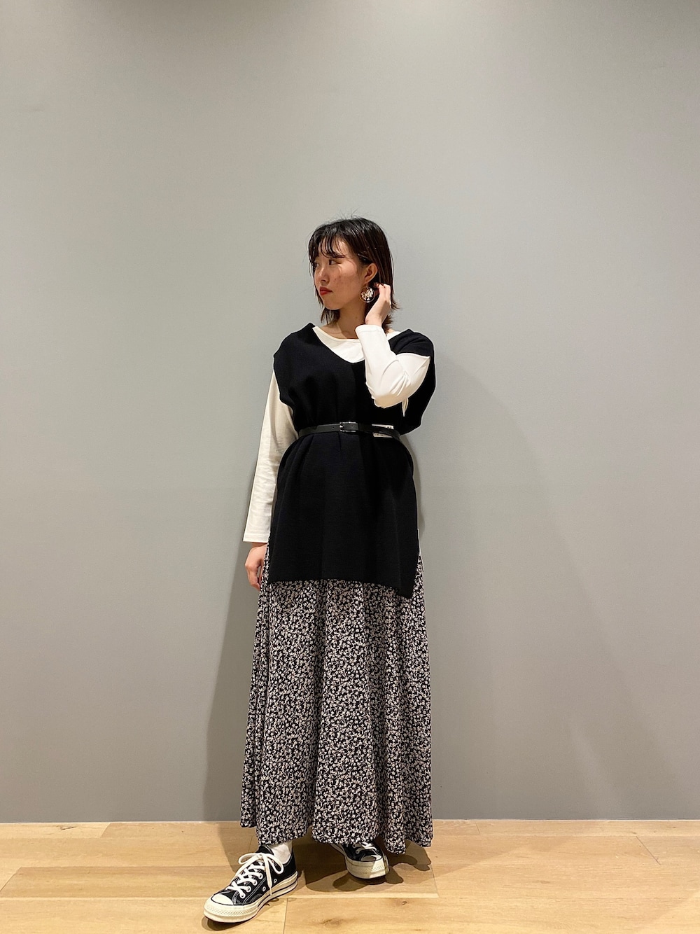 「colony 2139、ベスト、花柄、スカート、コンバース、モノトーン、春コーデ、大人カジュアル、オトナカジュアル、おしゃれさんと繋がりたい」｜「COLONY 2139の【SMART COLLECTION】前後2WAY長袖TOPS【スマート】（Tシャツ/カットソー、ホワイト系）」を使った、さとかなさん（レディース・161cm）の春コーディネートの1枚目の写真