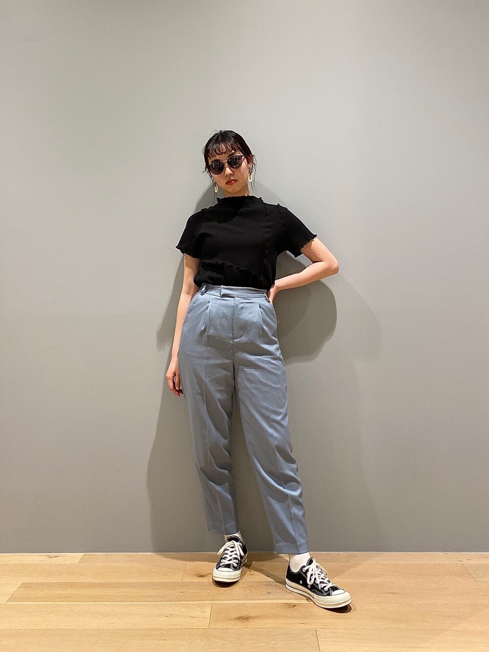 「colony 2139、Tシャツ、カラーパンツ、converse、夏、夏コーデ、カジュアル、大人カジュアル、シンプル、シンプルコーデ」｜「COLONY 2139のランダムテレコリブメローリンキング半袖Tシャツ（Tシャツ/カットソー、ブラック系）」を使った、さとかなさん（レディース・161cm）の春コーディネートの1枚目の写真