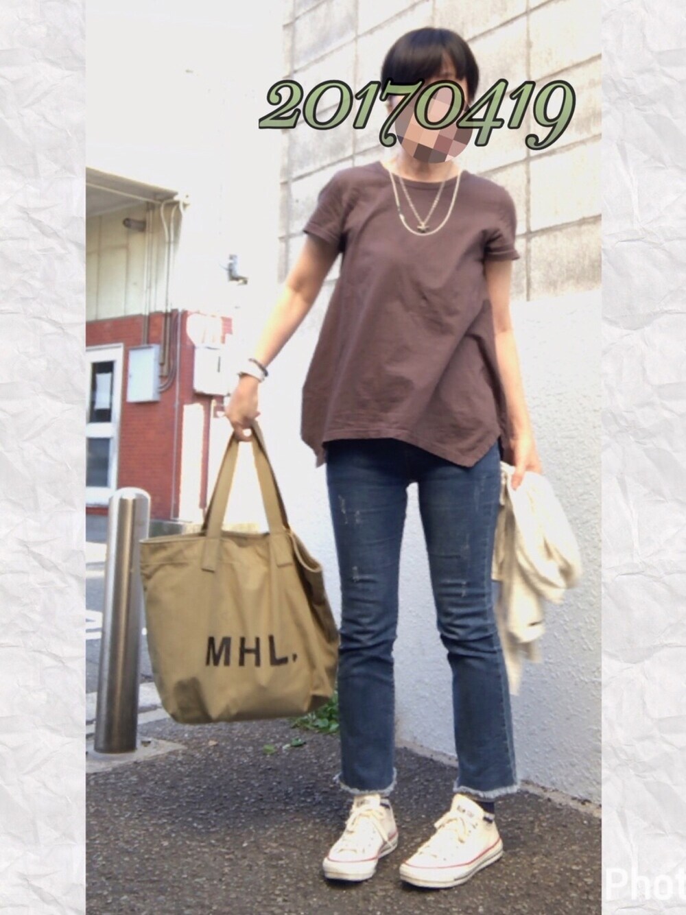 「夏日、アースカラー、暑い、シンプルコーデ、デニム、スニーカー、Tシャツ」｜「Ray BEAMSのRay BEAMS LOS ANGELES /  ドレープ ヘムTシャツ（Tシャツ/カットソー、グレー系）」を使った、brikoさん（レディース・161cm）の春コーディネートの1枚目の写真
