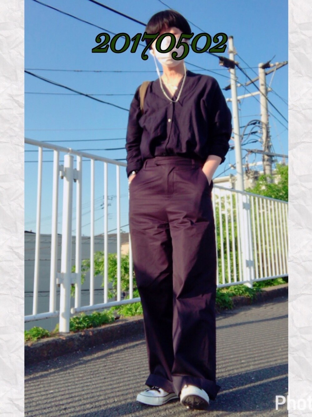 「セットアップスタイル、ネイビー、コンバース、大人カジュアル」｜「URBAN RESEARCH DOORS WOMENSのDOORS リネンVネックルーズブラウス（シャツ/ブラウス、ブルー系）」を使った、brikoさん（レディース・161cm）の春コーディネートの1枚目の写真