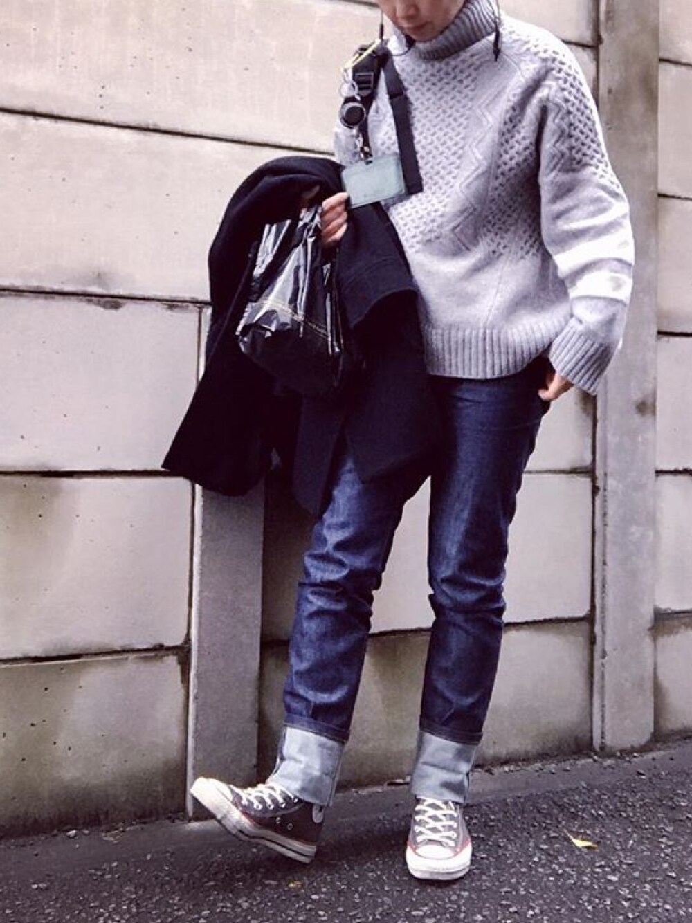 「タートルネックニット、オーバーサイズ、コンバース」｜「Spick & SpanのAIR WOOL CABLEプルオーバー◆（ニット/セーター、グレー系）」を使った、brikoさん（レディース・161cm）の冬コーディネートの1枚目の写真