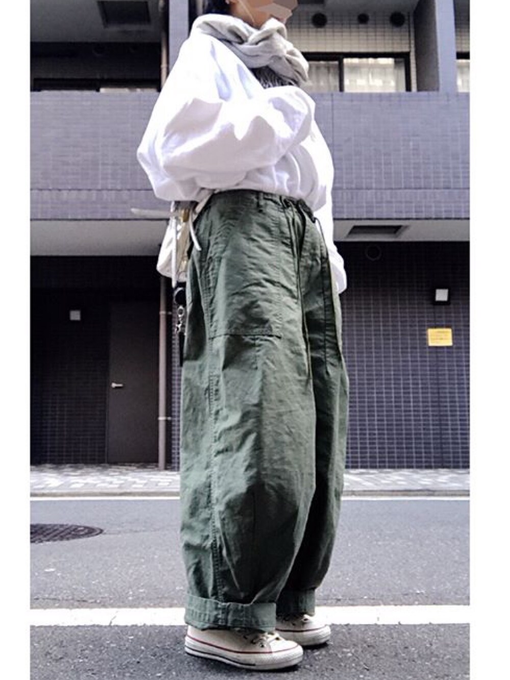 「メンズコーデ、ビッグシルエット、ヒザデルパンツ」｜「JOURNAL STANDARDの【GOOD GRIEF/グッド・グリーフ】クルーネックスウェット（スウェット、ホワイト系）」を使った、brikoさん（レディース・161cm）の冬コーディネートの1枚目の写真