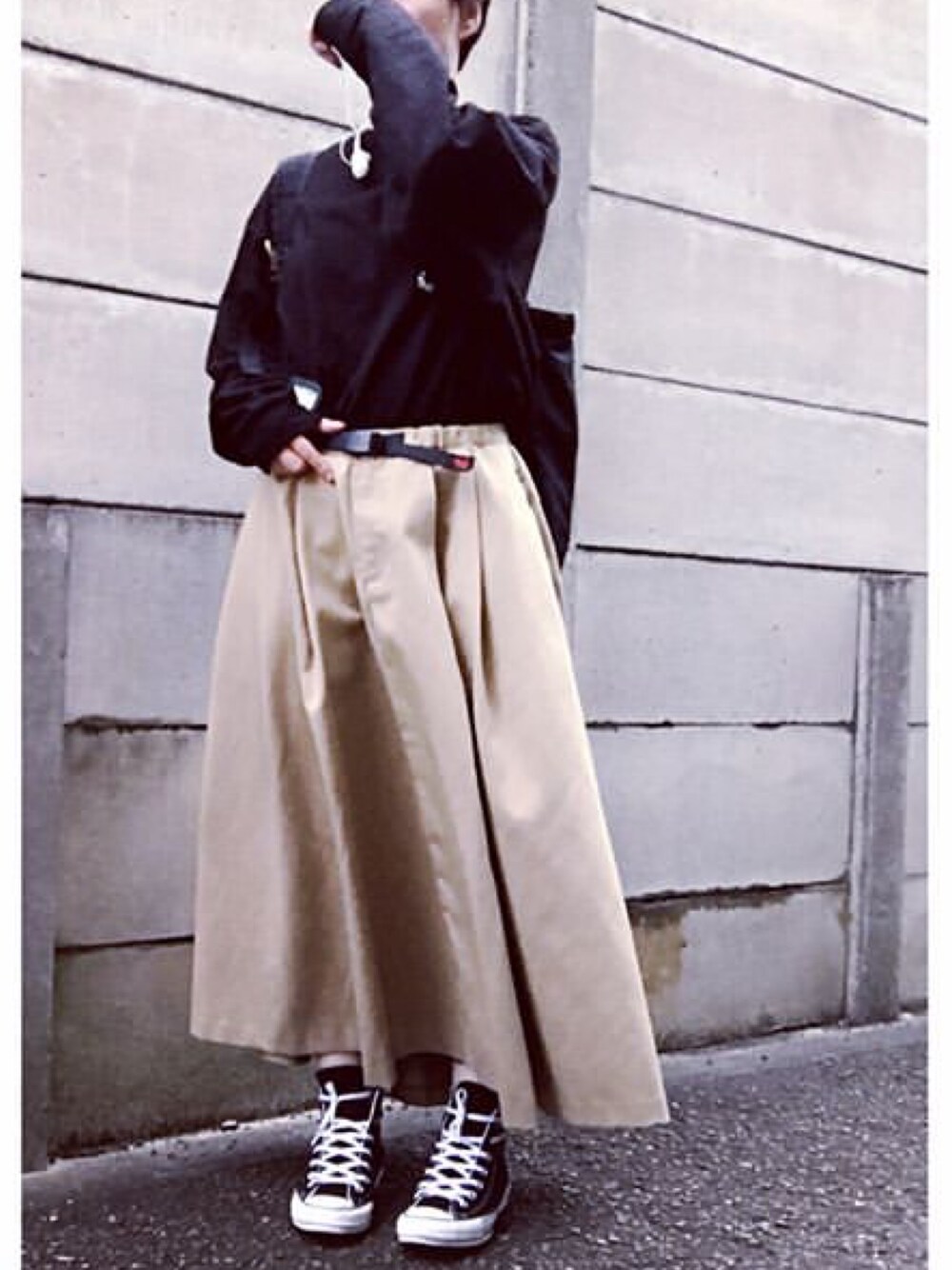 「Dickies、コンバース、ロングスカート」｜「JOURNAL STANDARDのスウェットシャツ #（スウェット、ブラック系）」を使った、brikoさん（レディース・161cm）の冬コーディネートの1枚目の写真